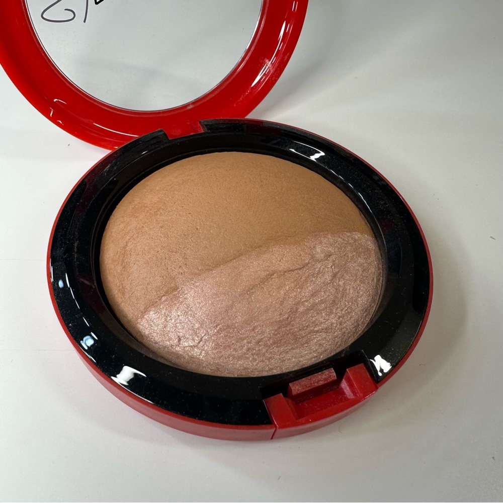 MAC x Sharon Osbourne Mineralize Skinfinish in Refresh, Soft Brown - Picture 7 of 9